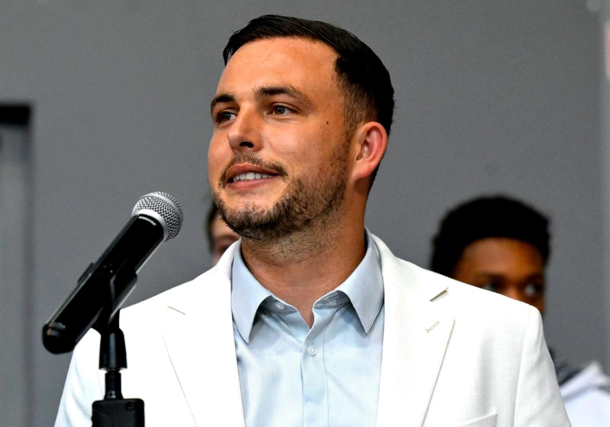 Thibaut Salvador souriant au micro